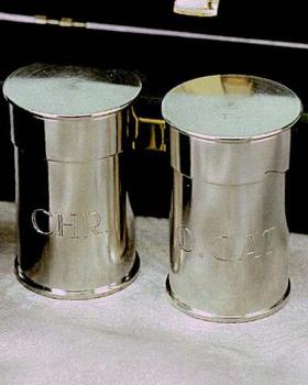 Preview: Ölgefäße aus Zinn 5,5 cm h. OJ. CAT. und CHR. im Etui