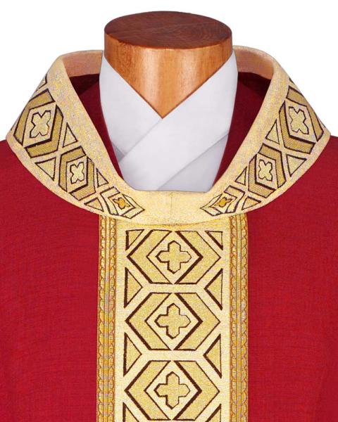 Kasel rot mit Kragen, 125 cm lang, 154 cm breit