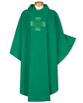 Kasel grün, mit einem schlichten Kreuz bestickt
