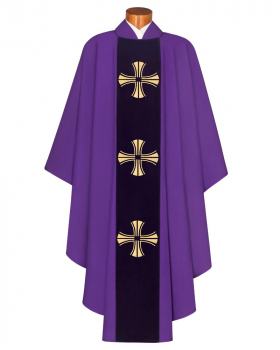 Kasel violett, Mittelstab Samt mit drei gestickten Kreuzen
