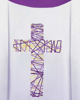 Kasel violett mit Kragen, mit gesticktem Kreuzsymbol