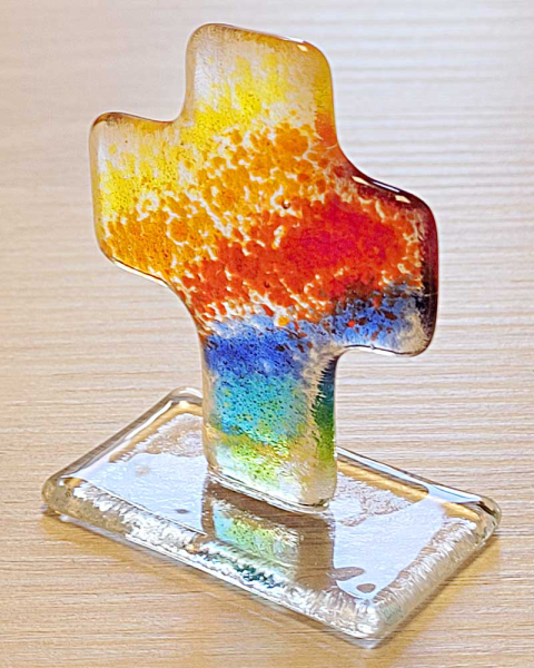 Glaskreuz Regenbogen Krösel 6 x 4,5 cm auf Sockel