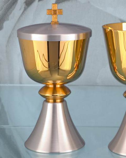 Ziborium mit matt versilbertem Fuß und Deckel