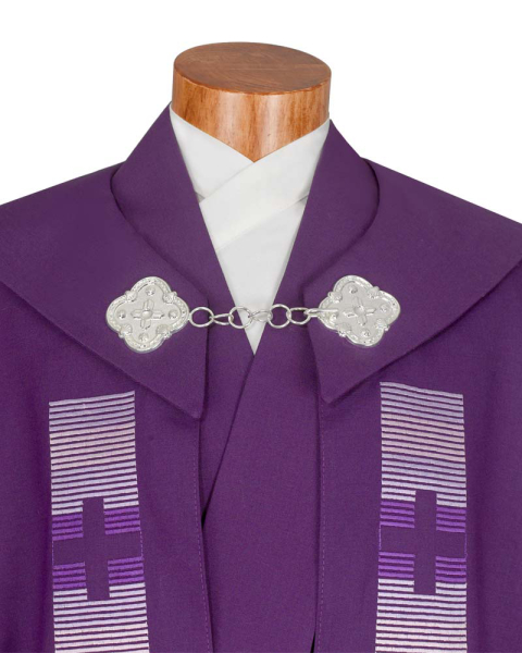Rauchmantel violett mit gesticktem Kreuzstab